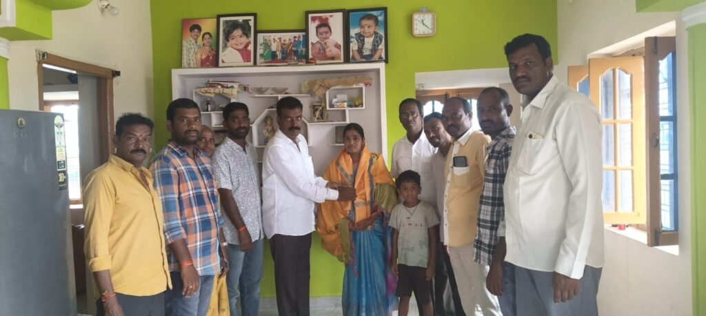 ఉపాధ్యాయురాలిగా ఎంపికై న చెవ్వ భారతి రఘు యాదవ్ ని సన్మానించిన అఖిలపక్షం నేతలు