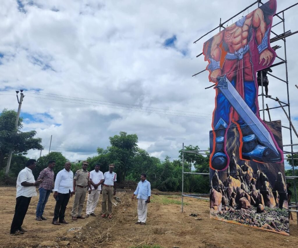అక్షర న్యూస్ : దసరా పండుగ ఏర్పాట్లను పరిశీలించిన  సిద్దిపేట ఏసీపీ మధు,  త్రీ టౌన్ ఇన్స్పెక్టర్ విద్యాసాగర్..