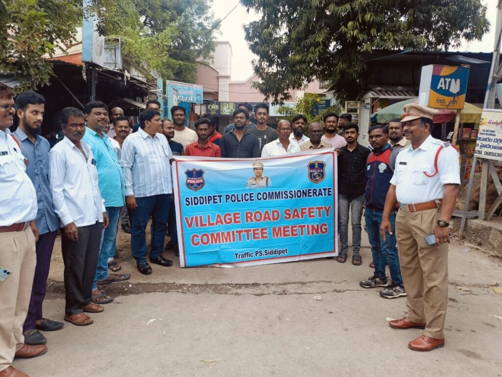అక్షర న్యూస్ : సిద్దిపేట పట్టణం లో ఉన్న కార్ డెక్కర్ షాపు యజమానులకు  అవగాహన కల్పించిన సిద్దిపేట ట్రాఫిక్ సిఐ ప్రవీణ్ కుమార..