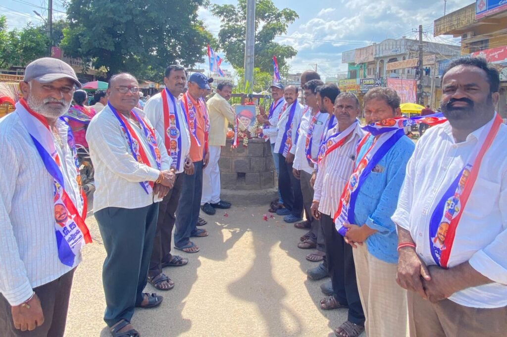 అక్షర న్యూస్ : నర్సంపేటలో మహనీయుడు జ్యోతిబాపూలే కు ఘనంగా పుష్పాభిషేకం