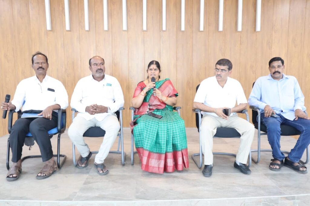 అక్షర న్యూస్ : విద్యుత్ శాఖ ADE గారితో సిద్దిపేట మున్సిపల్ సిబ్బంది సమావేశం..