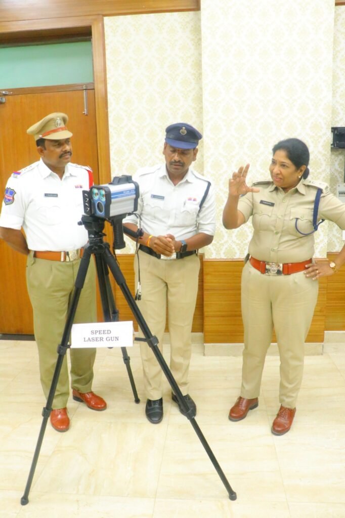 అక్షర న్యూస్ : నూతన టెక్నాలజీ తో వచ్చిన  స్పీడ్ లేజర్ గన్ ను పరిశీలించిన పోలీస్ కమిషనర్ డాక్టర్ బి. అనురాధ..