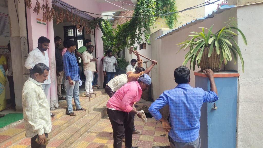 అక్షర న్యూస్ : సిద్దిపేట పట్టణంలోని పలు అక్రమ కట్టడాలను కూల్చివేతలు చేయటం జరిగింది..