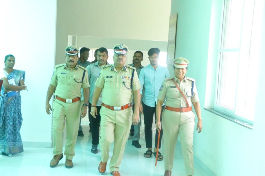 అక్షర న్యూస్ : సిద్దిపేట పోలీస్ కమిషనర్ కార్యాలయాన్ని  సందర్శించిన డైరెక్టర్ జనరల్ ఆఫ్ పోలీస్ తెలంగాణ రాష్ట్రం జితేందర్ గారు..