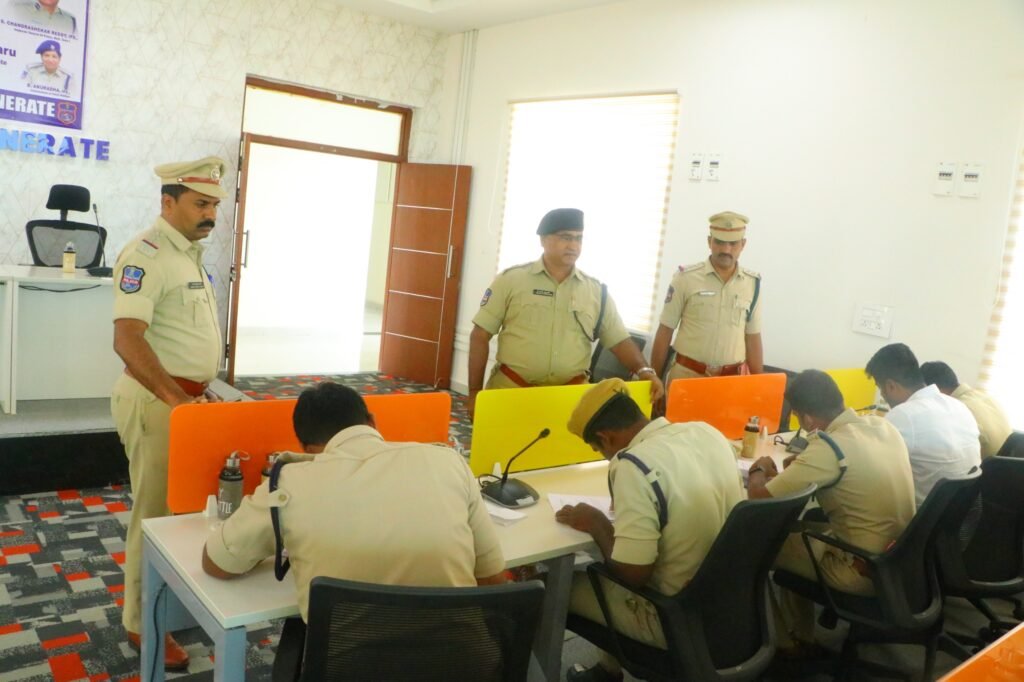 అక్షర న్యూస్ : పోలీస్ అధికారులకు సిబ్బందికి ఎస్సే రైటింగ్ టెస్ట్..