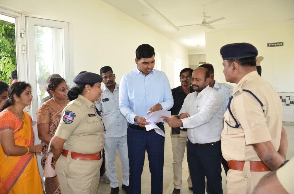 అక్షర న్యూస్ : మర్కుక్ మండల పోలిస్ గృహ సముదాయాలను  జిల్లా కలెక్టర్ మరియు కమిషనర్ సందర్శించారు..