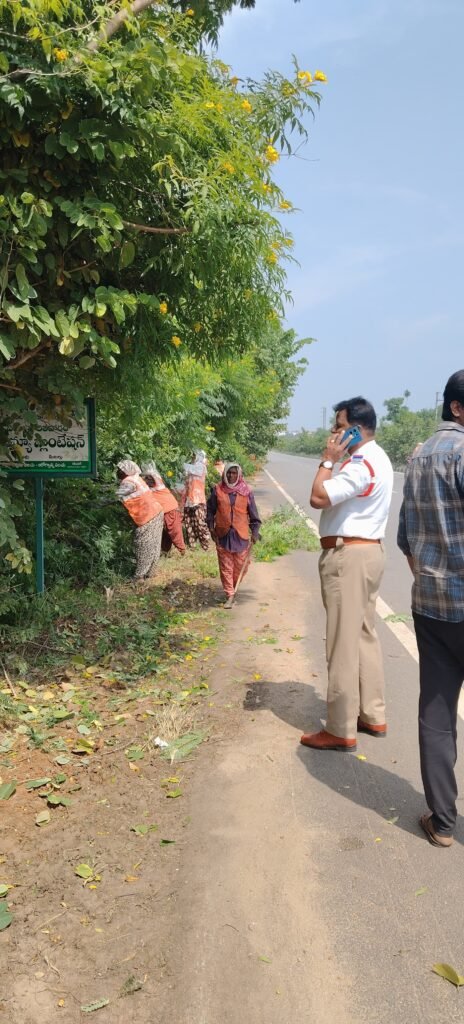 అక్షర న్యూస్ : రోడ్డుకు ఇరువైపులా ఉన్న చెట్లను కొట్టేపించిన సిద్దిపేట ట్రాఫిక్ ఇన్స్పెక్టర్…