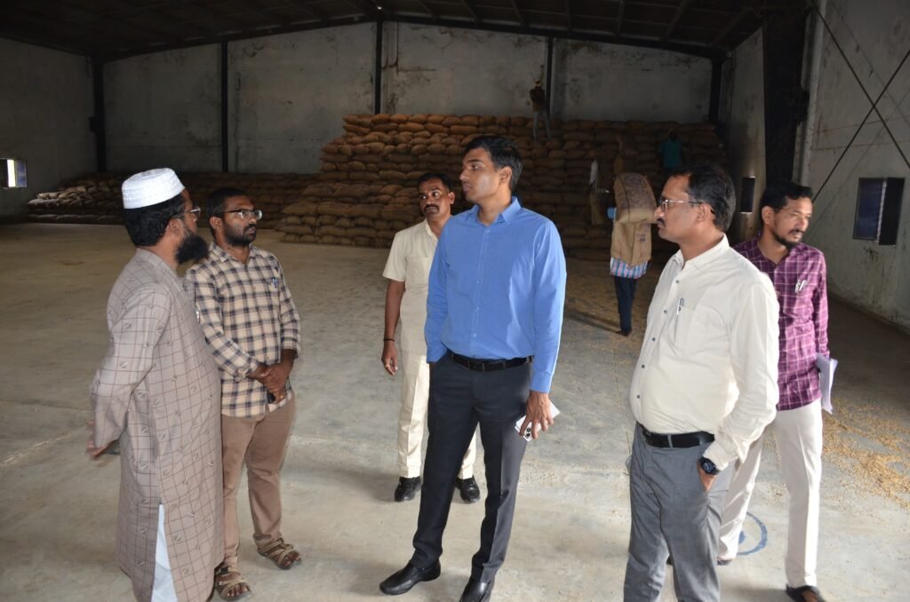 అక్షర న్యూస్ : హుస్నాబాద్ పట్టణంలోని వ్యవసాయ మార్కెట్ గోదాంను సందర్శించిన కలెక్టర్..