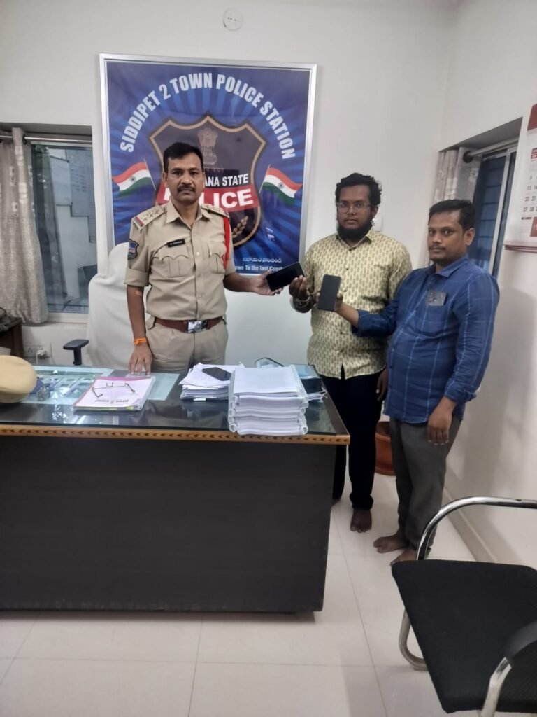 అక్షర న్యూస్ : పోగొట్టుకున్న మొబైల్ ఫోన్లు తిరిగి బాధితులకు అప్పగించిన టూ టౌన్ ఇన్స్పెక్టర్..