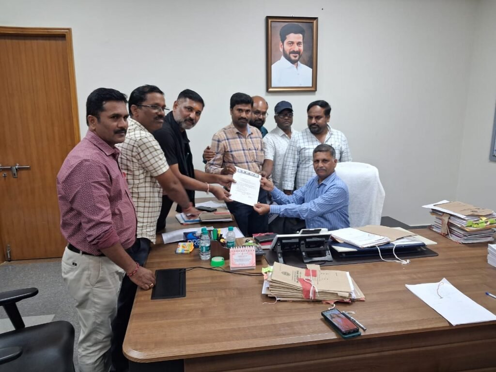 అక్షర న్యూస్ : పెండింగ్ బిల్లులు అన్నింటిని చెల్లించాలి, పి ఆర్ సి ని అమలు చేయాలి..