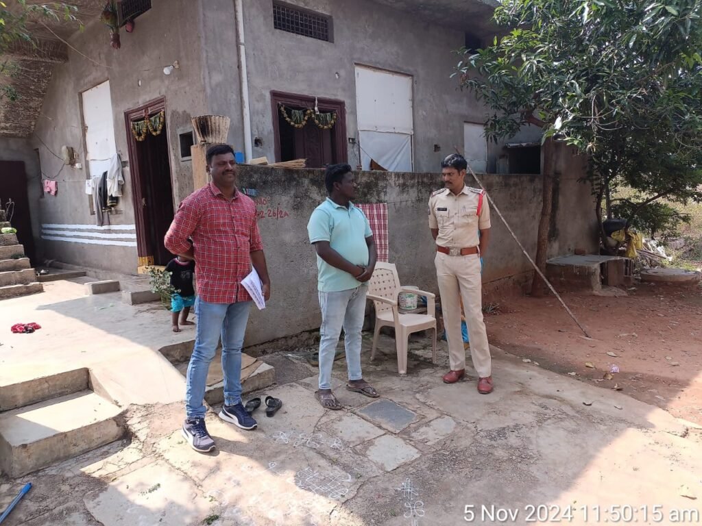 అక్షర న్యూస్ : రౌడీ షీటర్స్ ఇండ్లను సందర్శించిన వన్ టౌన్ ఇన్స్పెక్టర్ వాసుదేవరావు..