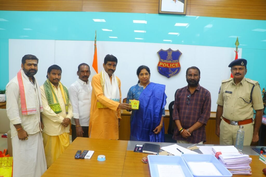 అక్షర న్యూస్ : కొమురవెల్లి టెంపుల్ ప్రధాన అర్చకులు సిద్దిపేట పోలీస్ కమిషనర్ గారికి మహా ప్రసాదం అందజేయడం జరిగింది..