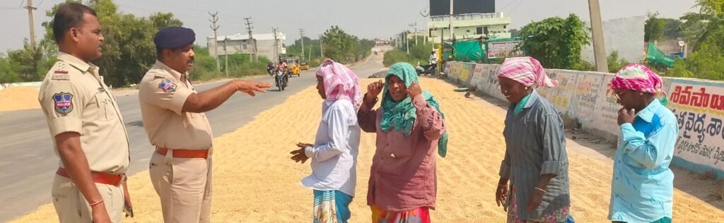 అక్షర న్యూస్ : రోడ్లపై ధాన్యాన్ని పోసి ఇతరుల మరణానికి కారణం కావొద్దు..