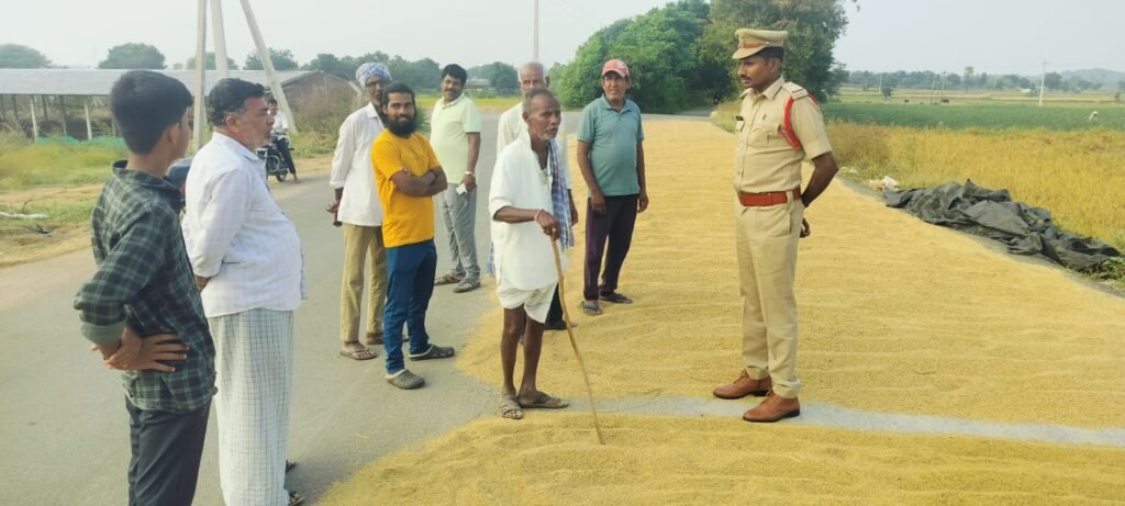 అక్షర న్యూస్ : రోడ్లపై ధాన్యం పోసిన రైతులకు రోడ్డు ప్రమాదం గురించి అవగాహన కల్పించిన సిద్దిపేట రూరల్ సీఐ శ్రీను..