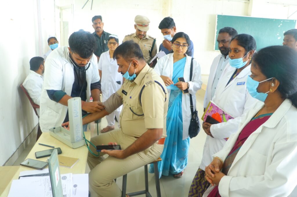 అక్షర న్యూస్ : పోలీస్ అధికారులకు సిబ్బందికి ఆరోగ్యం పరమైన అవగాహన కోసం సిద్దిపేట ప్రభుత్వ ఆసుపత్రి డాక్టర్లచే కౌన్సిలింగ్..