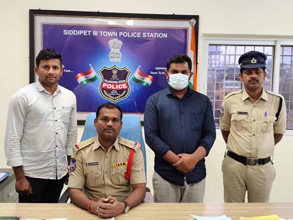 అక్షర న్యూస్ : అక్రమంగా తరలిస్తున్న పిడిఎస్ రైస్ 53.50 క్వింటాళ్ల   స్వాధీనం చేసుకున్న త్రీటౌన్ పోలీసులు..