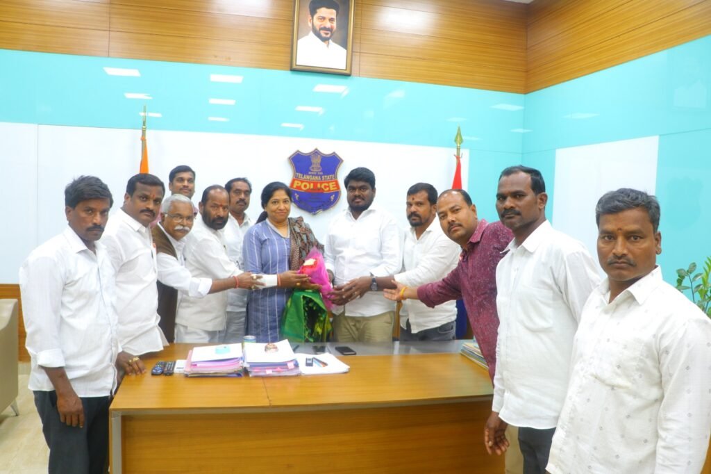 అక్షర న్యూస్ : పందుల దొంగతనం కేసును త్వరగా చేదించినందుకు కమిషనర్ గారికి కృతజ్ఞతలు తెలిపారు.