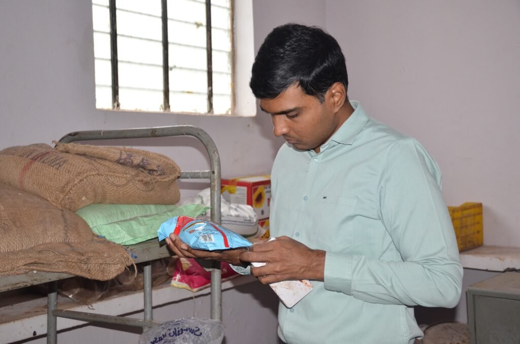 అక్షర న్యూస్ : జిల్లా కలెక్టర్ ఎం. మను చౌదరి మహాత్మ జ్యోతిబా పూలే బాలుర గురుకుల పాఠశాల ఆకస్మికంగా సందర్శించారు.