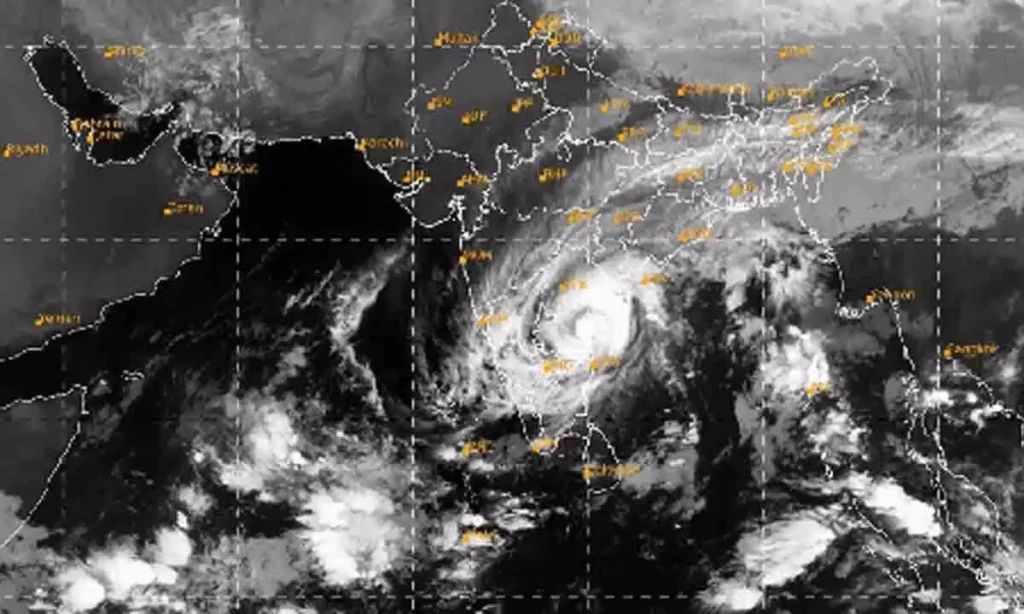అక్షర న్యూస్ : బంగాళాఖాతంలో కొనసాగుతున్న తీవ్ర అల్పపీడనం