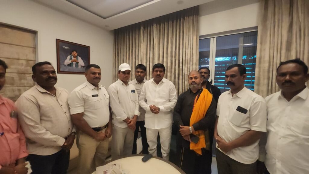 అక్షర న్యూస్ : 78వ హోంగార్డ్స్ ఆవిర్భావ దినోత్సవ శుభాకాంక్షలు మనోహర్ రెడ్డి..