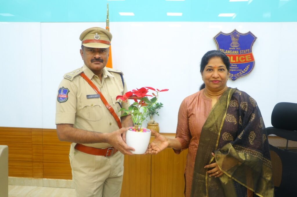 అక్షర న్యూస్ : అడిషనల్ డీసీపీ యస్. మల్లారెడ్డి గారికి ఎస్పీగా పదోన్నతి..