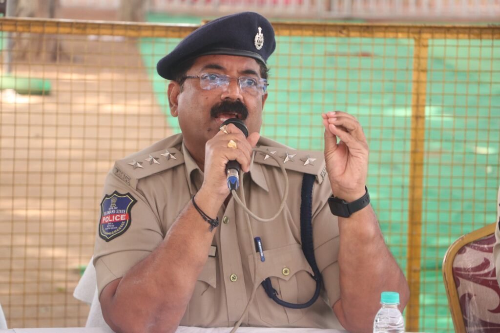 అక్షర న్యూస్ : శ్రీ కొమురవెల్లి మల్లికార్జున స్వామి కళ్యాణ మహోత్సవం సందర్భంగా పటిష్టమైన బందోబస్తు..