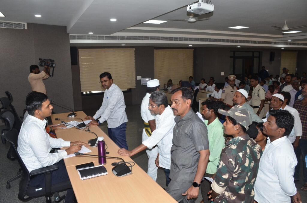 అక్షర న్యూస్ : జిల్లాలో పరిష్కారం కోసం విచ్చేసిన ప్రజల నుండి మొత్తం 49  దరఖాస్తులు స్వీకరించినట్లు తెలిపారు..