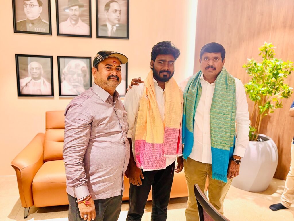 అక్షర న్యూస్ : తాండూరు శాసనసభ్యులు ఎమ్మెల్యే బుయ్యని మనోహర్ రెడ్డి గారిని గౌరవప్రదంగా కలిసిన తెలంగాణ హోంగార్డ్స్ రాష్ట్ర అధ్యక్షులు డాక్టర్ కొత్వాల్ దయానంద్..