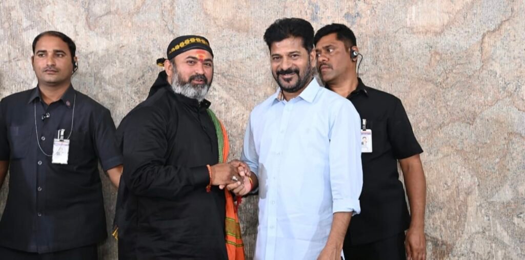అక్షర న్యూస్ : రాష్ట్ర ముఖ్యమంత్రి రేవంత్ రెడ్డి గారిని కలిసి నూతన సంవత్సర శుభాకాంక్షలు తెలిపిన హోంగార్డ్స్ రాష్ట్ర సంఘం ప్రతినిధి కొత్వాల్ దయానంద్..