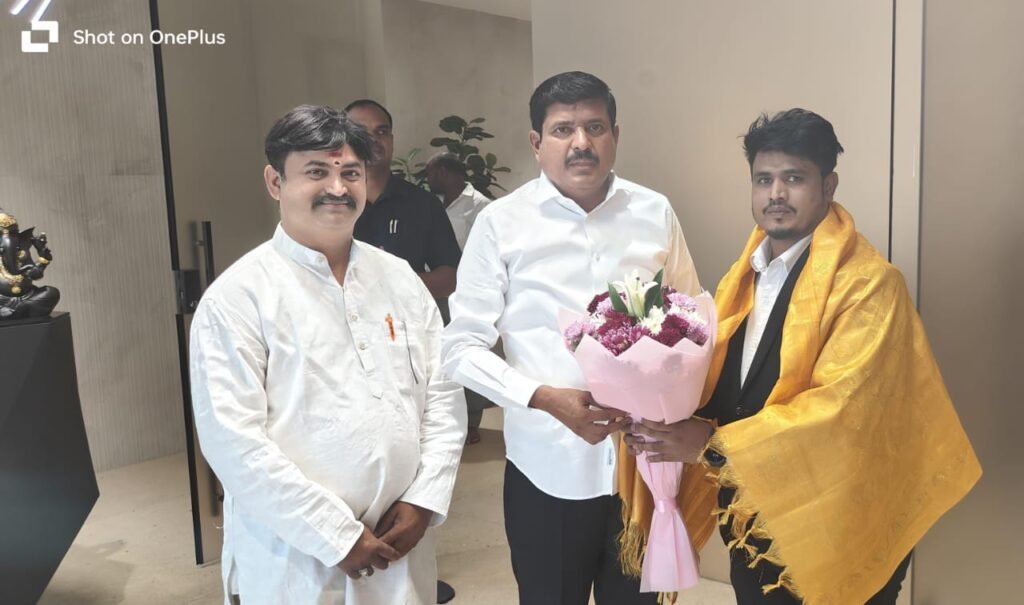 అక్షర న్యూస్ : హోంగార్డ్స్ లీగల్ అడ్వైజర్ హైకోర్టు  సునీల్ బాబుని సత్కరించిన  తెలంగాణ హోంగార్డ్స్  గౌరవ అధ్యక్షులు తాండూరు శాసనసభ్యులు బుయ్యని మనోహర్ రెడ్డి..