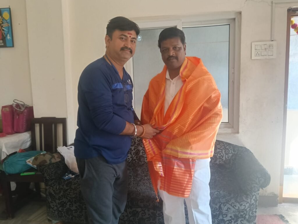 అక్షర న్యూస్ : బి ఆర్ ఎస్ సీనియర్ యువ నాయకుడు టి దేవేందర్ కు ఘన సన్మానం..