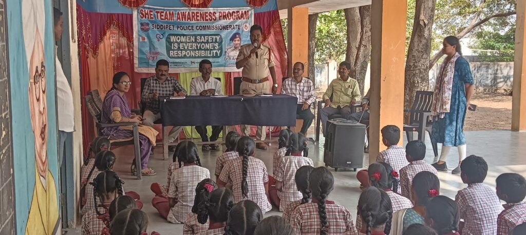 అక్షర న్యూస్ : తల్లిదండ్రులు పడుతున్న కష్టాన్ని గుర్తుంచుకొని ఇష్టంగా చదివి ఉద్యోగాలు సాధించాలి..