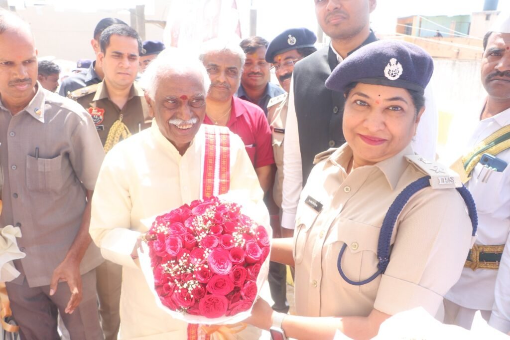 అక్షర న్యూస్ : పోలీస్ కమిషనర్ డాక్టర్ బి.అనురాధ హర్యానా గవర్నర్ బండారు దత్తాత్రేయ గారిని మర్యాదపూర్వకంగా అహువానించారు..