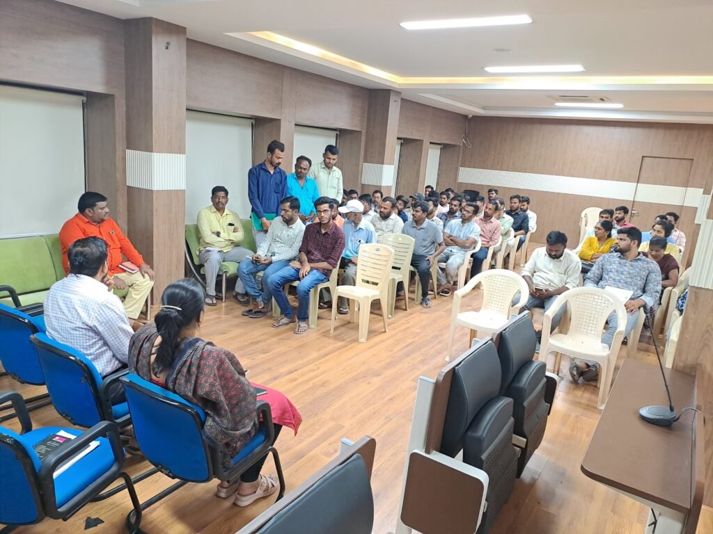 అక్షర న్యూస్ : కమిషనర్ అశ్రిత్ కుమార్ గారు రెవెన్యూ సిబ్బంది మరియు వార్డు ఆఫీసర్ లతో సమీక్ష సమావేశం నిర్వహించారు..