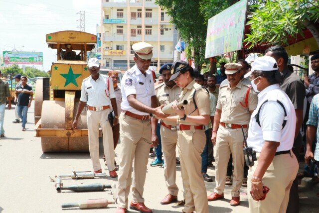 అక్షర న్యూస్ : పట్టణంలో మోడీఫైడ్ సైలెన్సర్లపై స్పెషల్ డ్రైవ్ నిర్వహణ..
